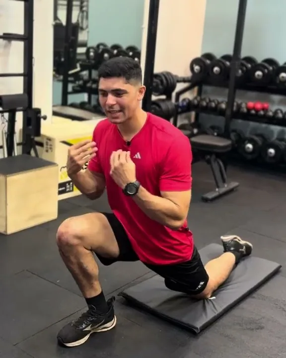 Gleyton, treinador da MOVASE, orientando um exercício